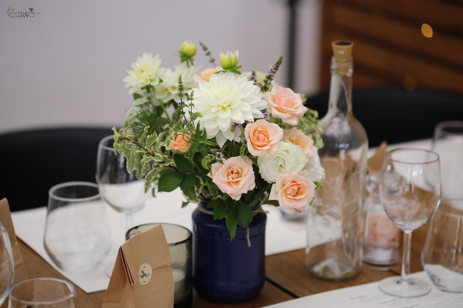 Virágküldés Budapest - Esküvői asztaldísz befőttes üvegben, A KERT Bisztró Budapest (bokros rózsa, dália, mezei virágok, barack, fehér, kék)