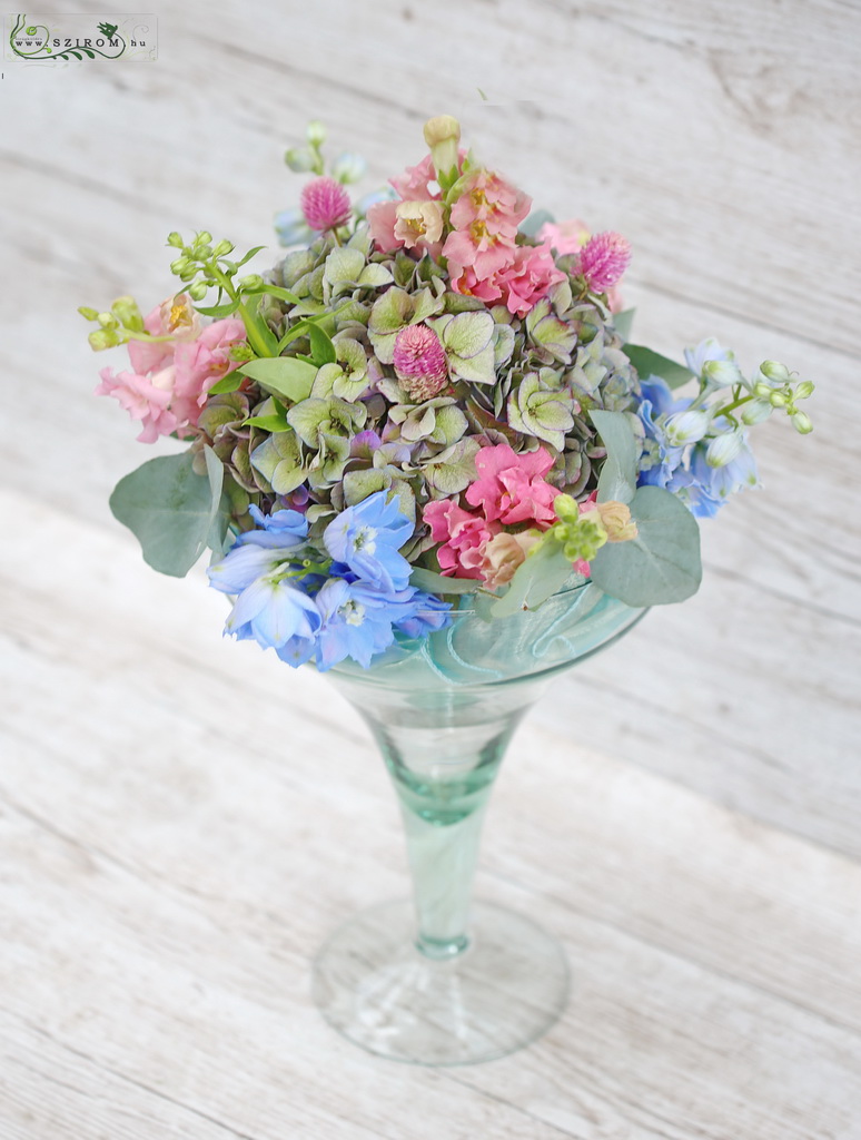 Virágküldés Budapest - Magas esküvői asztaldísz kehely vázában (hortenzia, mezei virágok, kék, rózsaszín)