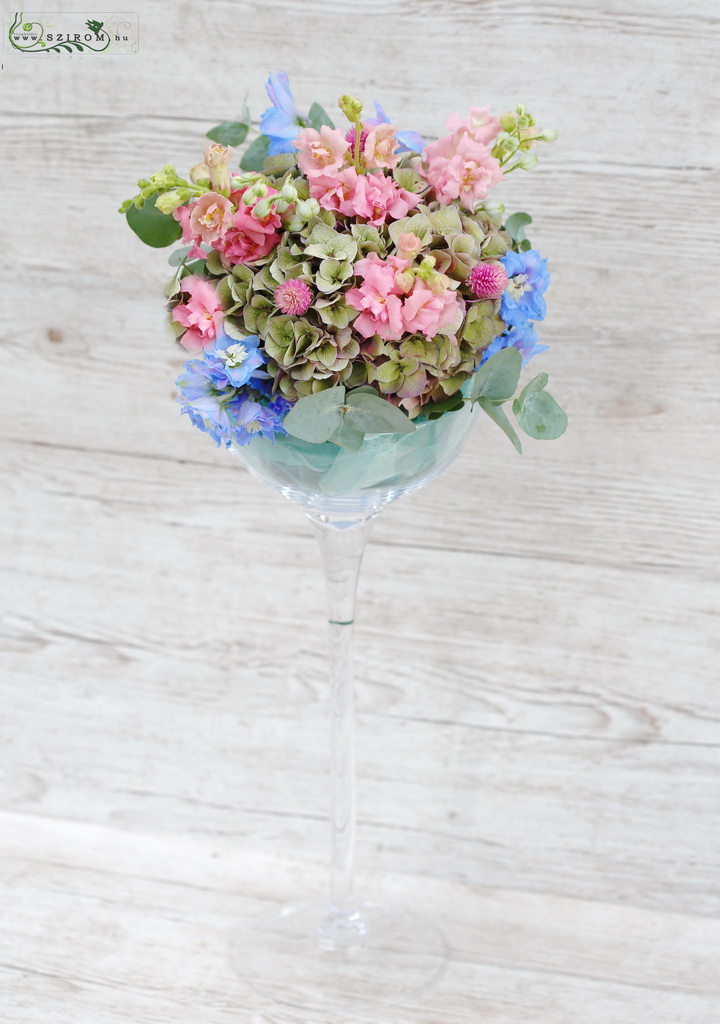 Virágküldés Budapest - Magas esküvői asztaldísz kehely vázában (hortenzia, mezei virágok, kék, rózsaszín)