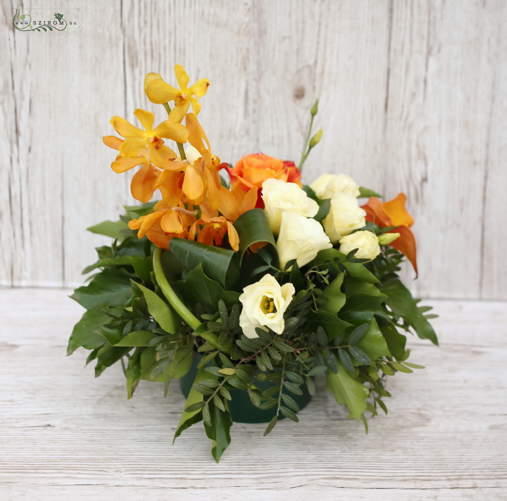 flower delivery Budapest - Wedding table decoration (mokara orchid, lisianthus, orange, cream)