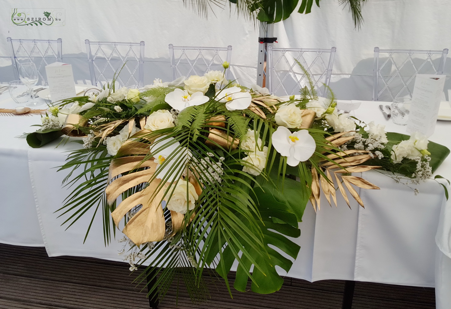 Blumenlieferung nach Budapest - Brautpaartisch Blumendekoration