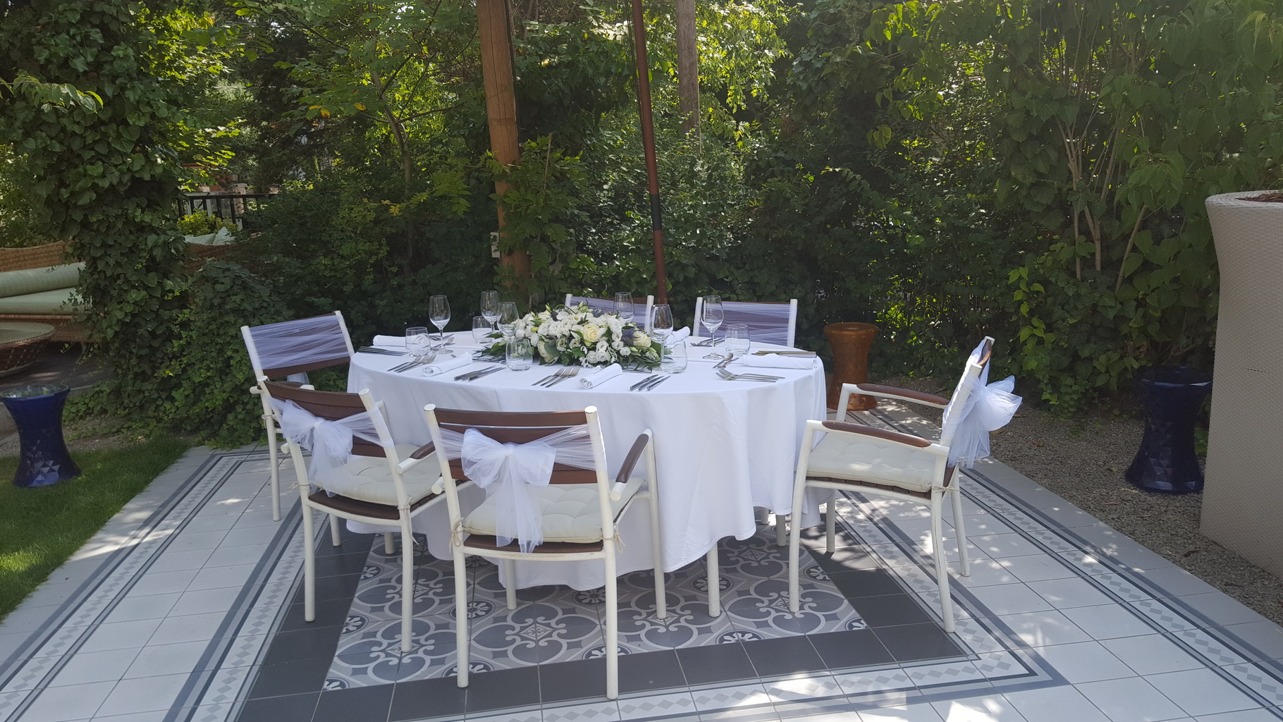flower delivery Budapest - Main table centerpiece, Emile Étterem Budapest (rose, lisianthus, white)