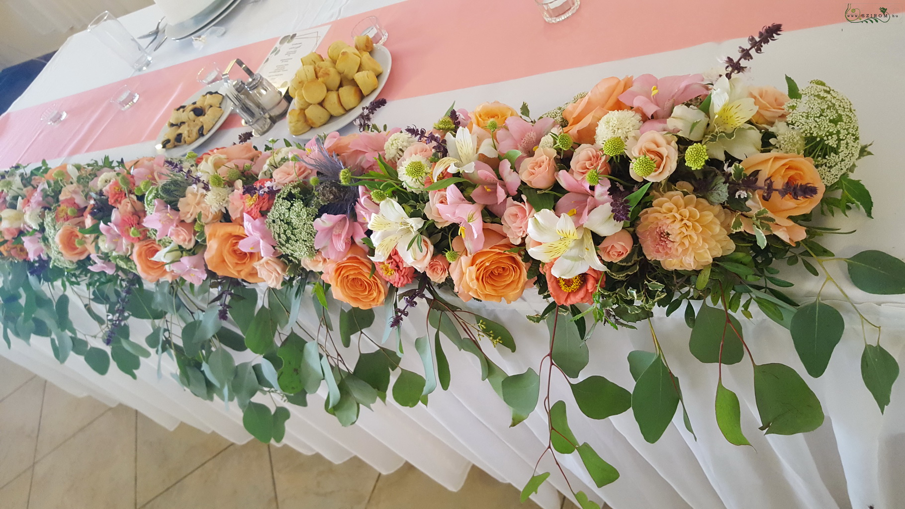 flower delivery Budapest - Main table centerpiece, Szent Anna Fogadó Berkenye (rose, spray rose, alstromelia, wild flowers, pech, light pink)