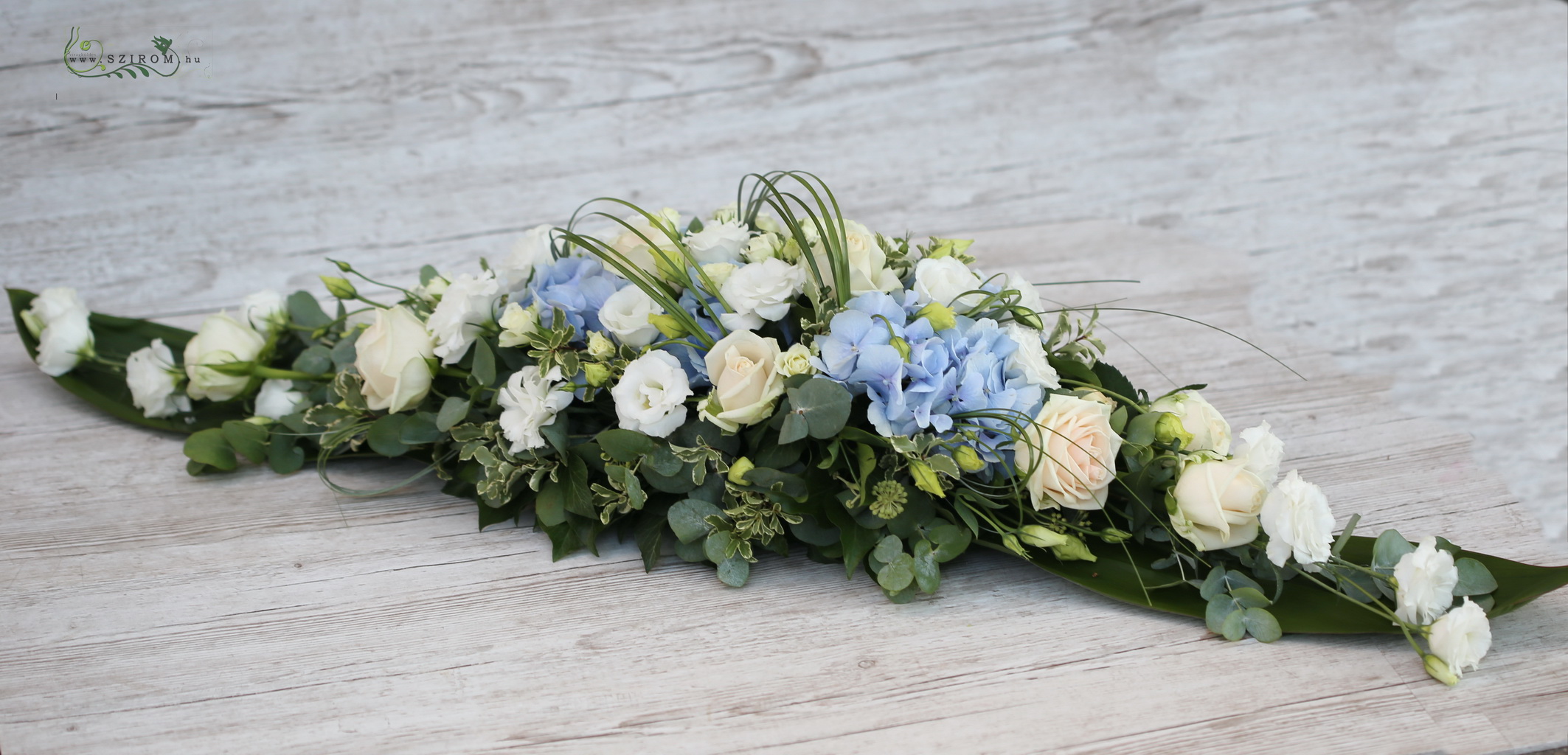 flower delivery Budapest - Main table centerpiece (hydrangea, lisianthus, rose, white, blue)