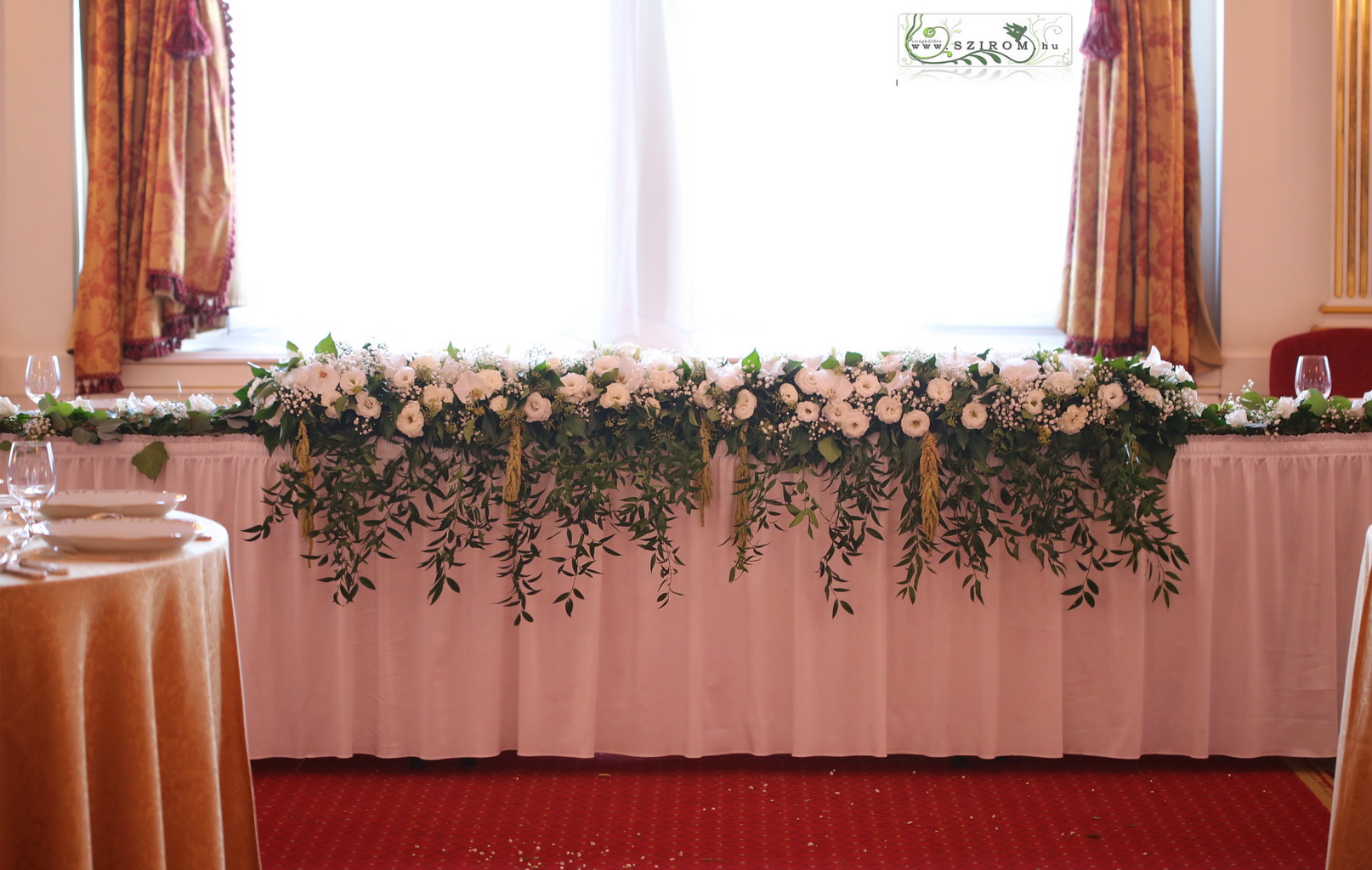 flower delivery Budapest - Main table centerpiece (lisianthus, phalaenopsis orchid, babybreath, ruscus, white) Gundel