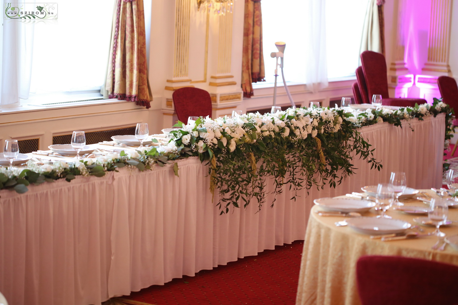 flower delivery Budapest - Main table centerpiece Gundel (lisianthus, gladiolus, babybreath, white)