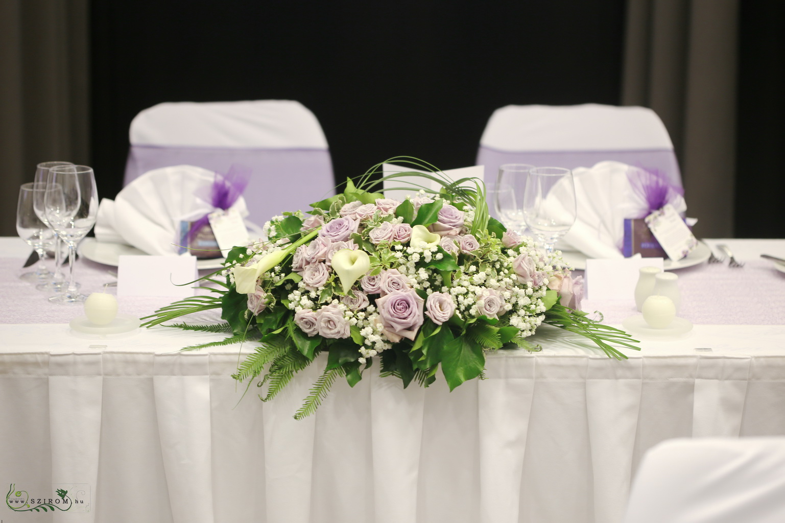 Blumenlieferung nach Budapest - Brautpaartisch Blumendekoration
