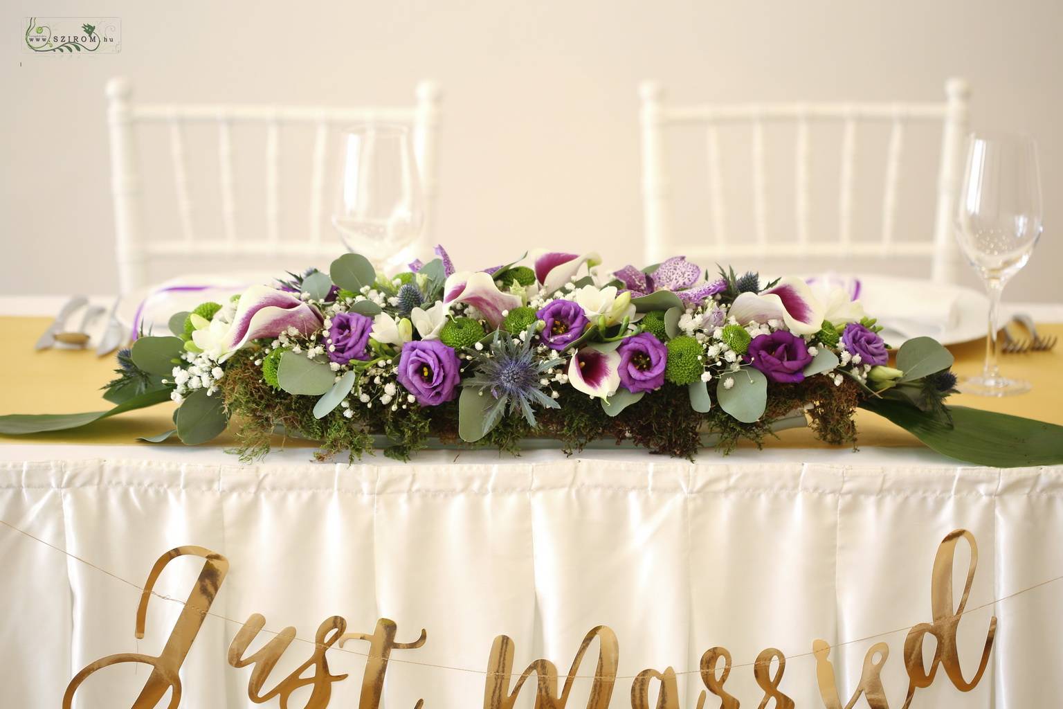 flower delivery Budapest - Main table centerpiece in ceramic bowl with moss  Ádám villa (lisianthus, cala, chrisantemum, eryngium, purple, white)