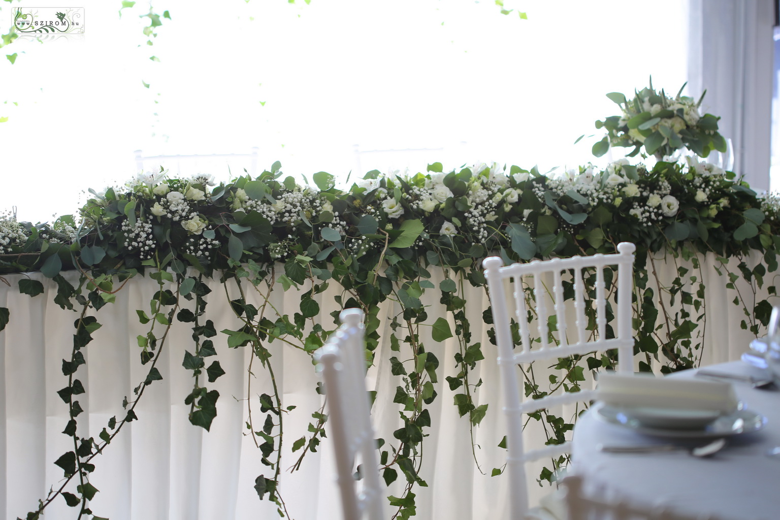 flower delivery Budapest - Main table centerpiece Csillagkert  (lisianthus, babybreath, ivy, white)