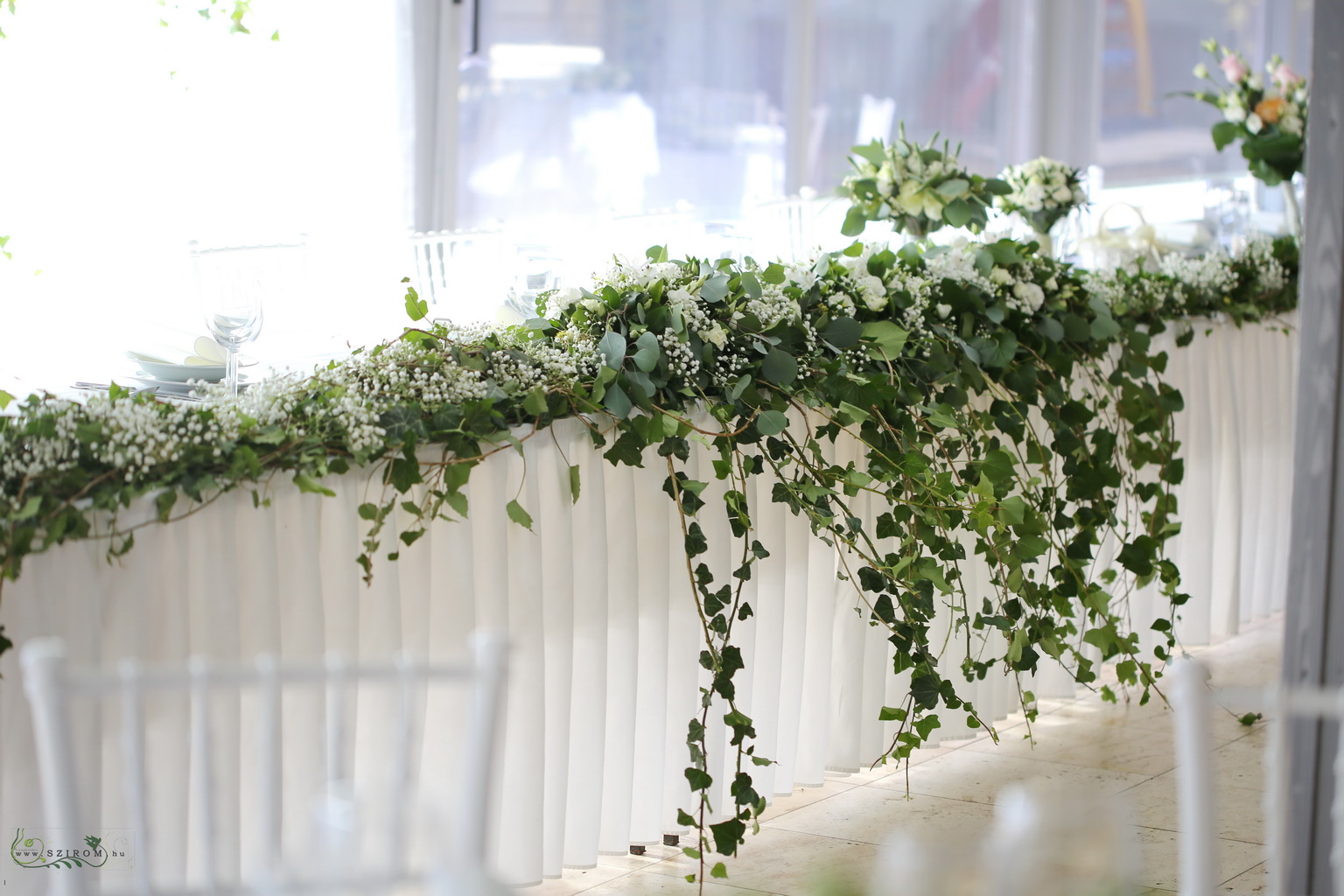 Blumenlieferung nach Budapest - Brautpaartisch Blumendekoration
