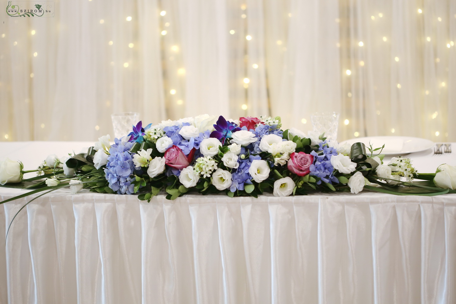 flower delivery Budapest - Main table centerpiece (hydrangea, lisianthus, rose, dendrobium orchid, fehér, kék, lila)