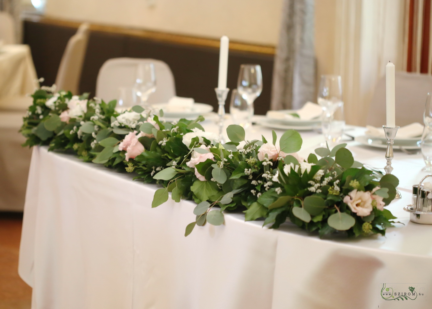 flower delivery Budapest - Main table centerpiece , Dudok rendezvényház (lisianthus, hanging eucalyptus, light pink) 