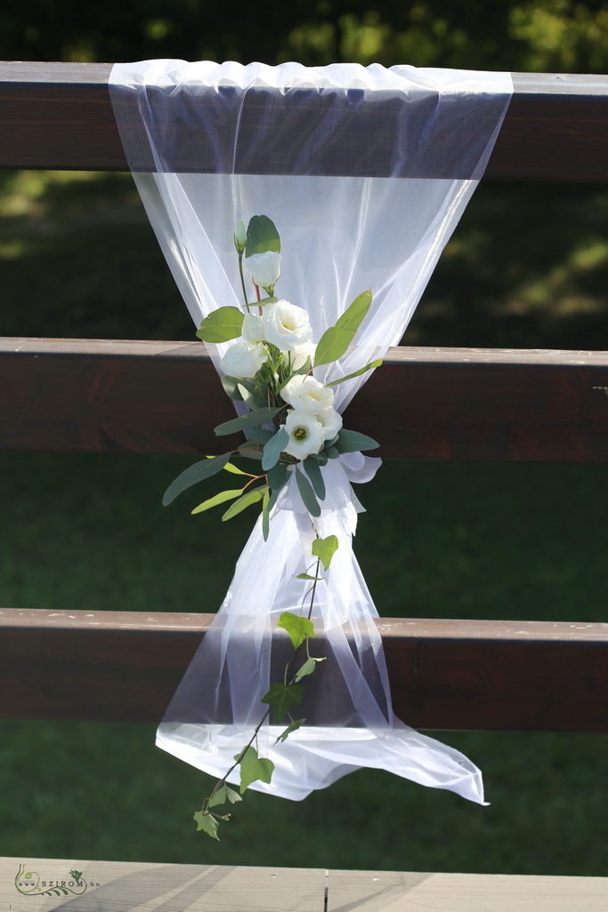 Blumenlieferung nach Budapest - Geländerdekoration mit Organza und Blumen (Lisianthus, weiß)