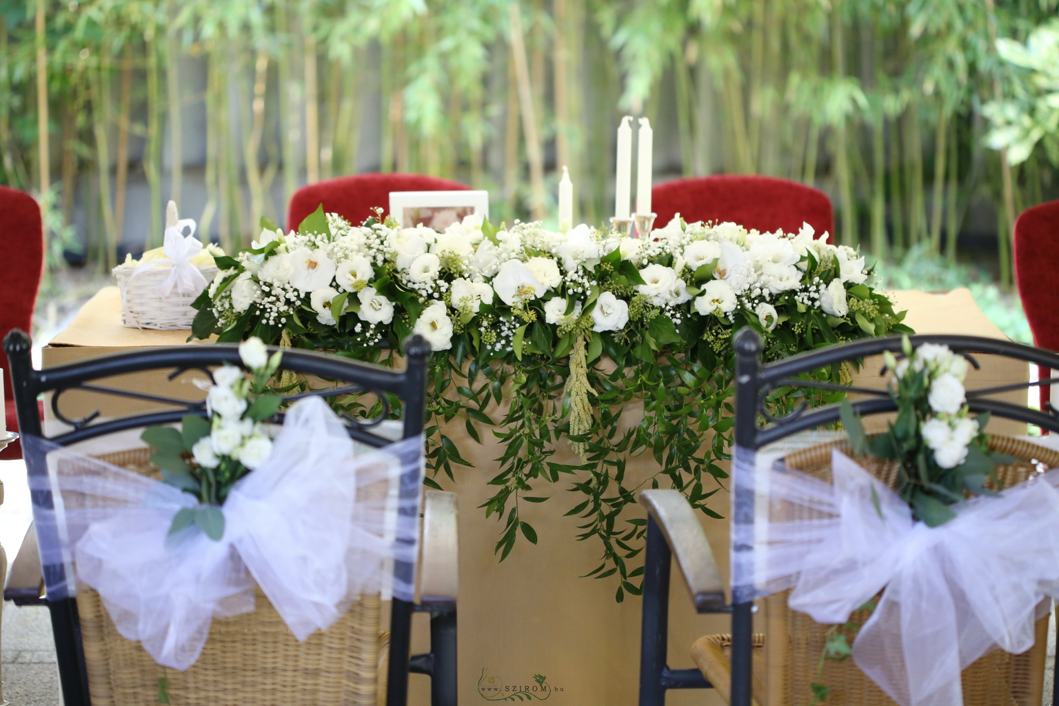 Blumenlieferung nach Budapest - Mitteltischdekoration, Stuhldekoration mit Organza, Blume, Gundel Budapest (Lisianthus, weiß)