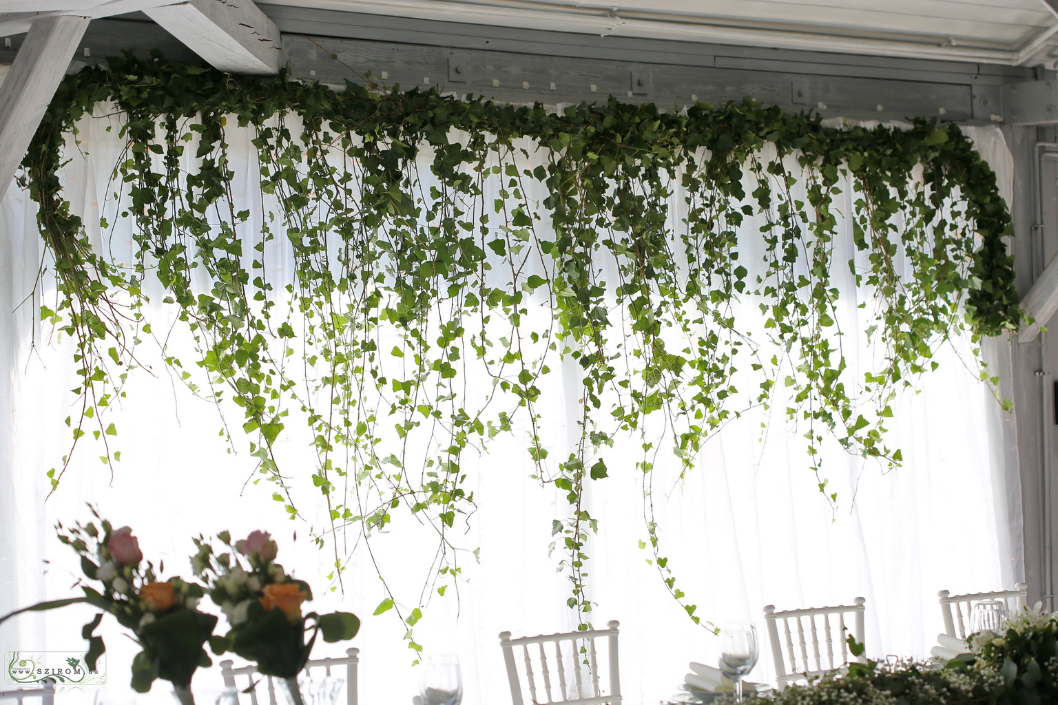 flower delivery Budapest - Background decoration with ivy