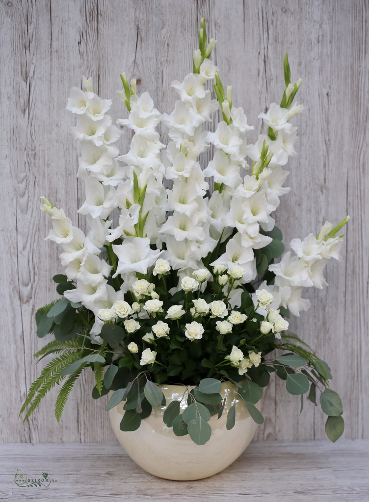 Blumenlieferung nach Budapest - Standdeko im Keramiktopf (Gladiole, Rose, Weiß)