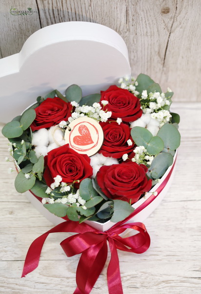 Blumenlieferung nach Budapest - Herzkasten mit roter Rose und Baumwollblume