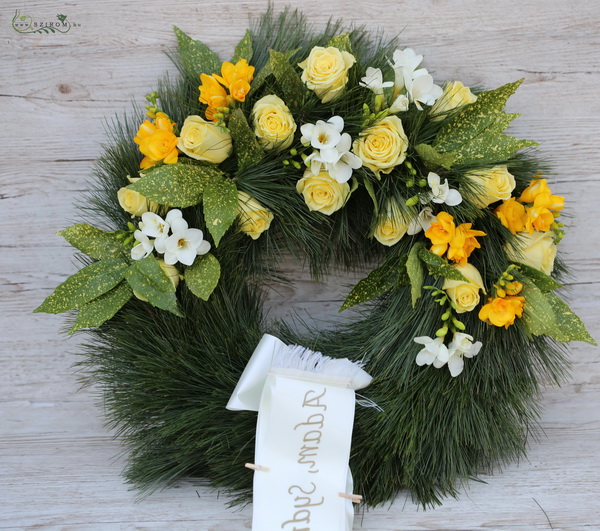 Blumenlieferung nach Budapest - Seidenkiefernkranz mit gelben und weißen Blüten (50cm)