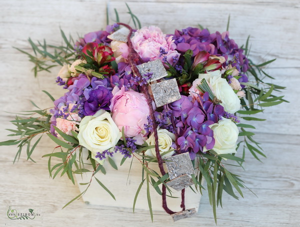 Blumenlieferung nach Budapest - Große Holzkiste mit romantischen Sommerblumen, Pfingstrosen, Hortensien (20 Stängel)