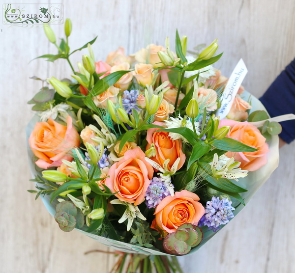 flower delivery Budapest - Corall roses and spray roses with special stare shaped lilies (21 sems)