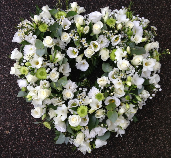 Blumenlieferung nach Budapest - herzförmiger Kranz aus verschiedenen weissen Blumen (60cm)