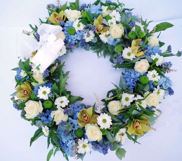 flower delivery Budapest - wreath made of hydrangea and orchids (65cm)