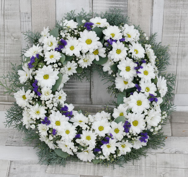 Blumenlieferung nach Budapest - Blumenkranz aus Chrysanthemen und blauen klenen Blüten (35cm, 20St)