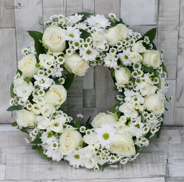 Blumenlieferung nach Budapest - weisser Blumenkranz aus Chrysanthemen und Rosen (38cm, 33St)