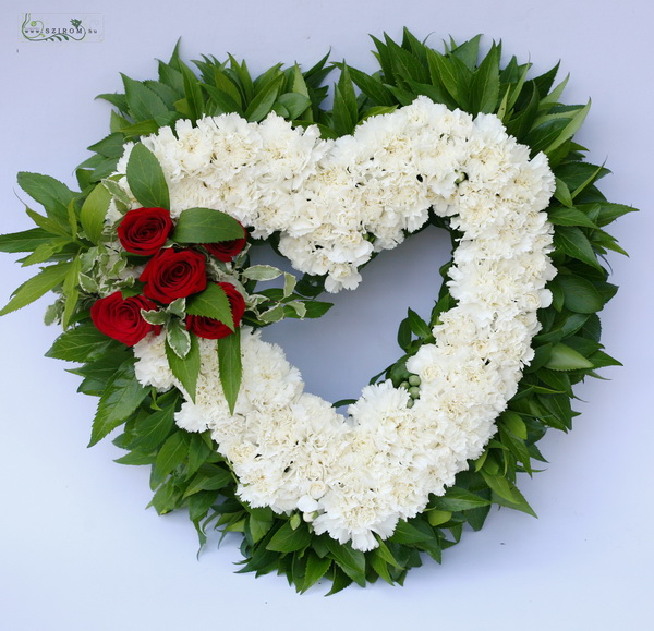 Blumenlieferung nach Budapest - herzförmiger Kranz aus weissen Nelken und roten Rosen (50cm)