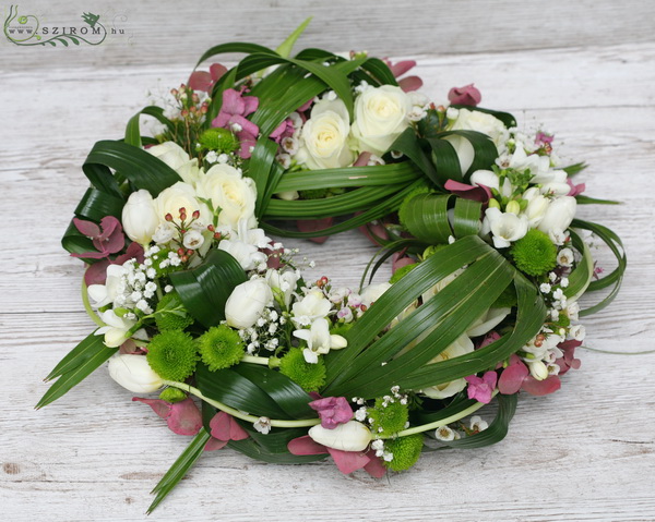 Blumenlieferung nach Budapest - moderner Blumenkranz mit Tulpen (35cm, 37St)