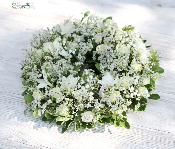 Blumenlieferung nach Budapest - weisser Blumenkranz aus kleinen Blumen (35cm)