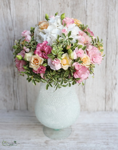flower delivery Budapest - Centerpiece in goblet vase with jelly beans (16 stems)