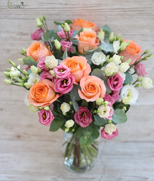 Blumenlieferung nach Budapest - Lizianthus-Struss mit Rosen in Vase (16St)