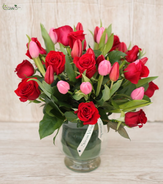 Blumenlieferung nach Budapest - Frühlingstrauss in Vase aus Rosen und Tulpen (33 St)