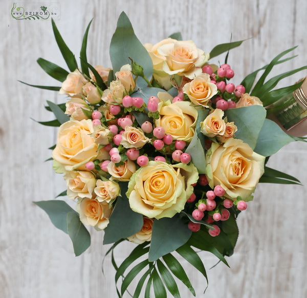 flower delivery Budapest - bouquet made of peach colored roses and pink berries (14 st)