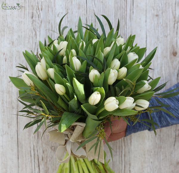 Blumenlieferung nach Budapest - 50 Stück weisse Tulpen in Strauss