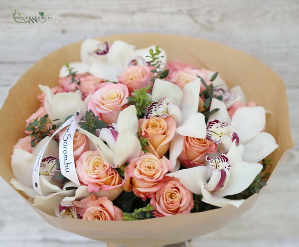 flower delivery Budapest - Peach roses with white orchids in a bouquet (25 stams)