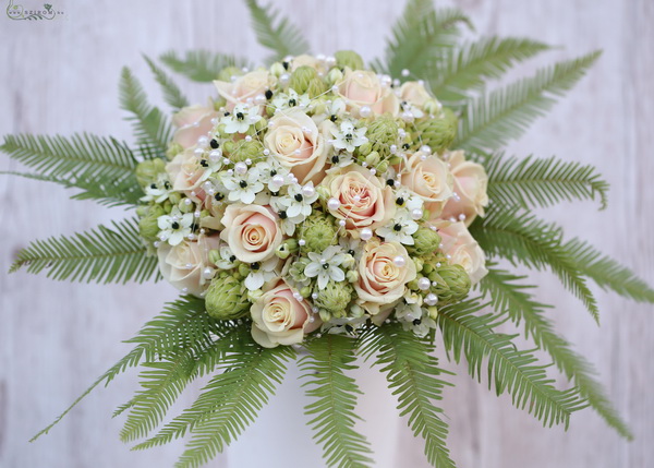 Blumenlieferung nach Budapest - Strauß mit Perlen (Rosen, Ornithogallum, Farn, Creme, Weiß)