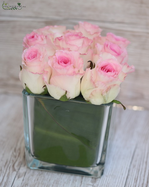 flower delivery Budapest - glass cubes with 9 pink roses