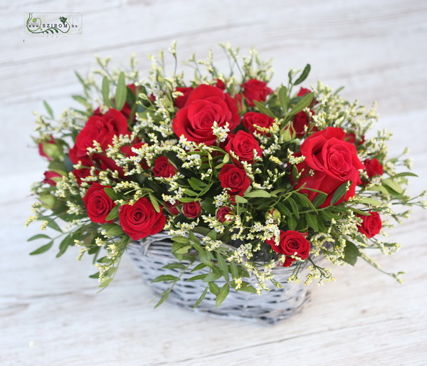 Blumenlieferung nach Budapest - kleiner Rosenkorb mit weissen kleinen Blüten (16St)