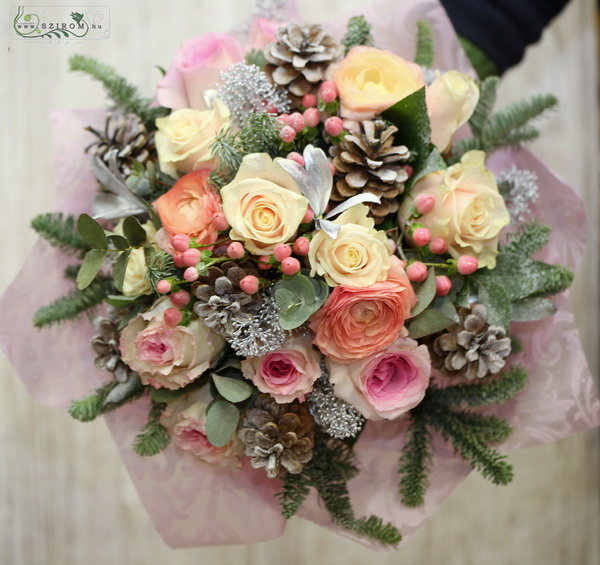 flower delivery Budapest - Winter bouquet with hypericum berries, roses, pine (17 stems)