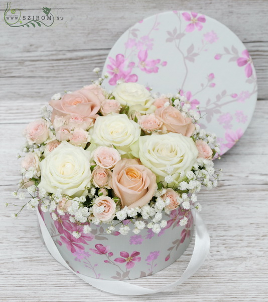 Blumenlieferung nach Budapest - Rundes Bouquet mit Pastellrosen und Gypsophila (14 Stiele)