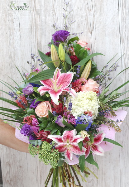 Blumenlieferung nach Budapest - Hoher Strauß mit saisonalen Blumen, Lilien