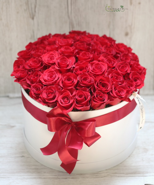 Blumenlieferung nach Budapest - 50 rote Rosen in großer Schachtel