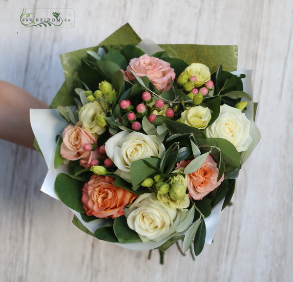 flower delivery Budapest - Pastell roses with hypericum berries and lisiínthusses (12 stems)