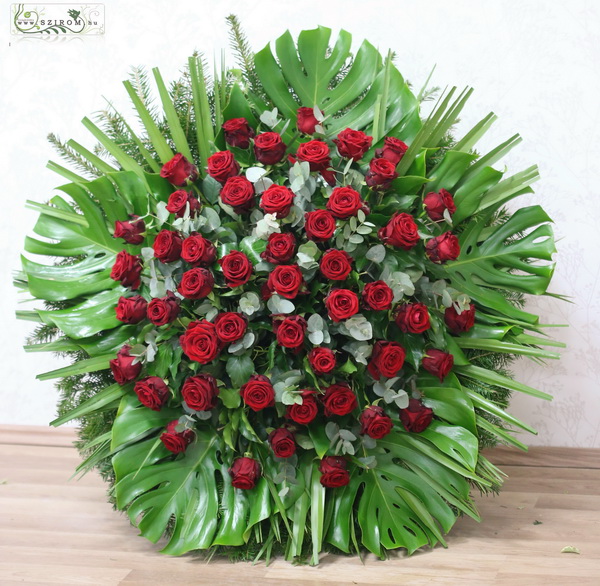 Blumenlieferung nach Budapest - Stehender Kranz mit 50 Rosen, Monsterblättern, Eukalyptus