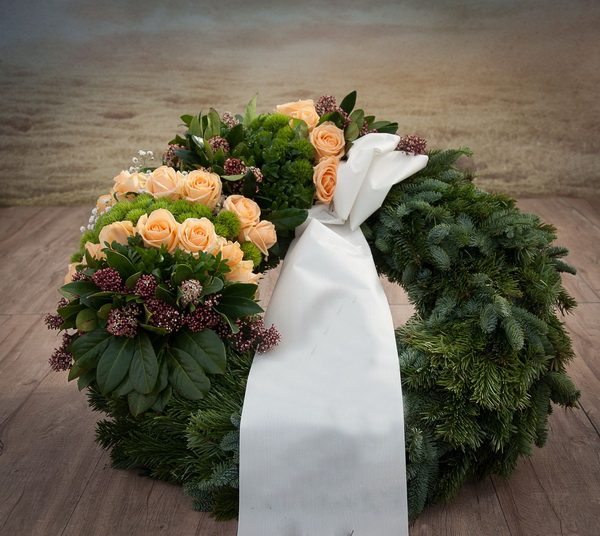 Blumenlieferung nach Budapest - Asimmetrischer Kiefernkranz (85 cm)