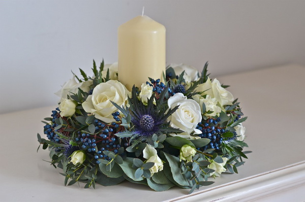 flower delivery Budapest - Centerpiece with dark blue eryngium and berries and candle