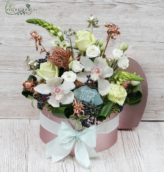 flower delivery Budapest - New years heart box with sparkling flowers