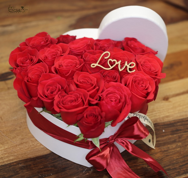 Virágküldés Budapest - 20 szál vörös rózsa szív dobozban, love felirattal